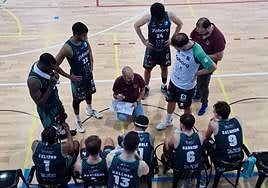 Los jugadores escuchan en un tiempo muerto al técnico del CB Tormes.