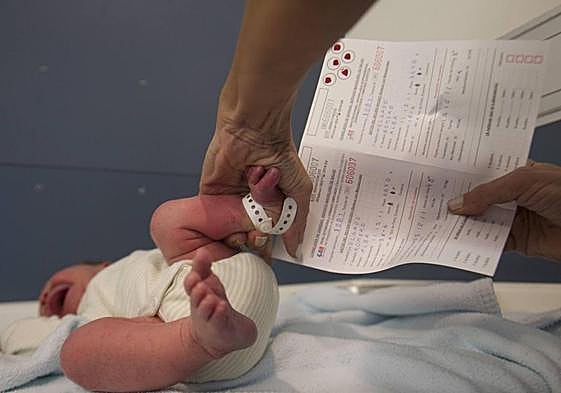 Imágen de un bebé junto a la ficha con sus datos.
