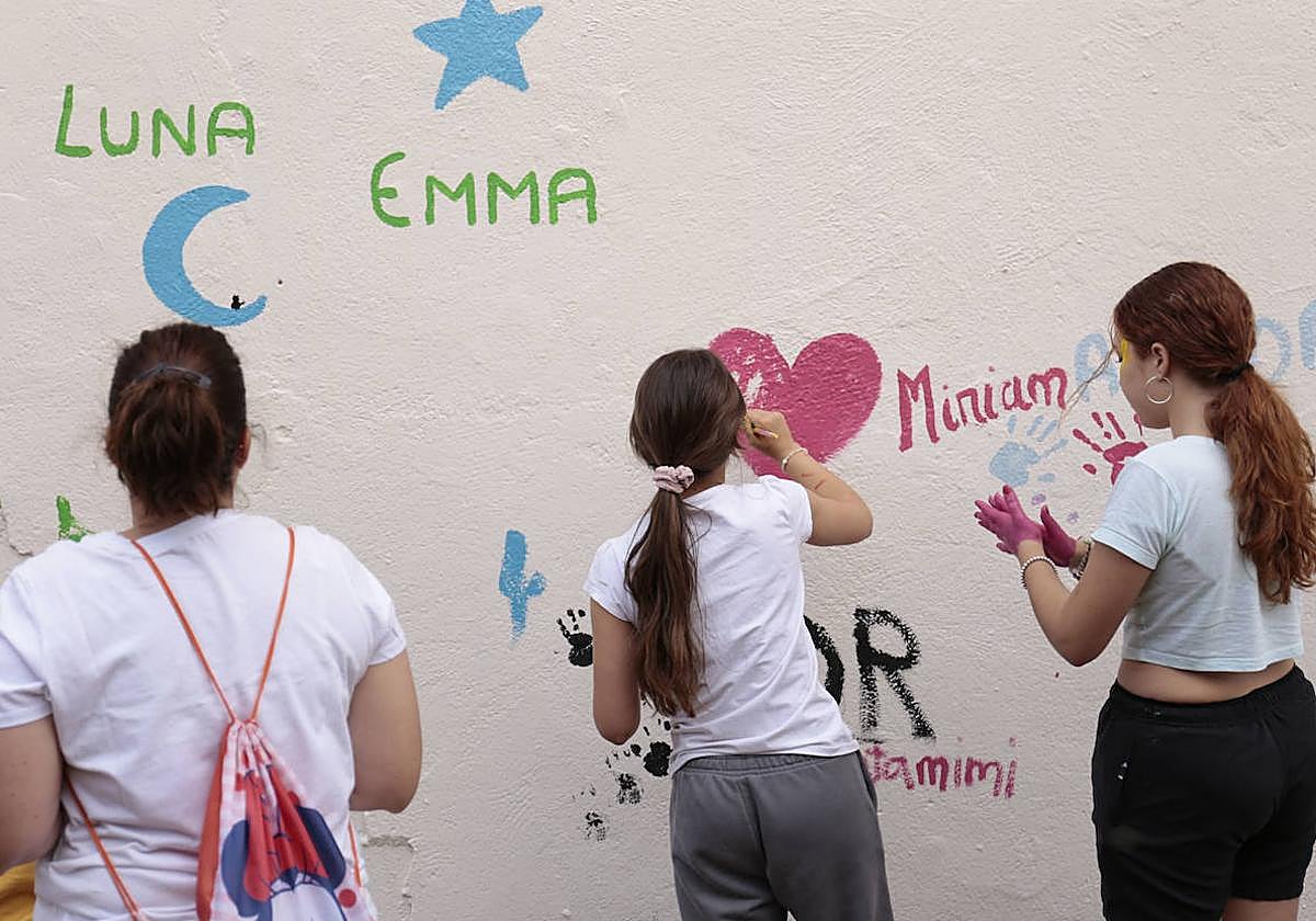 Pintada popular entre alumnos de Bellas Artes y los más pequeños de Ciudad Jardín con motivo de las fiestas del barrio en Salamanca.