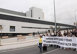 Una manifestación pasa por delante del Hospital de Salamanca.