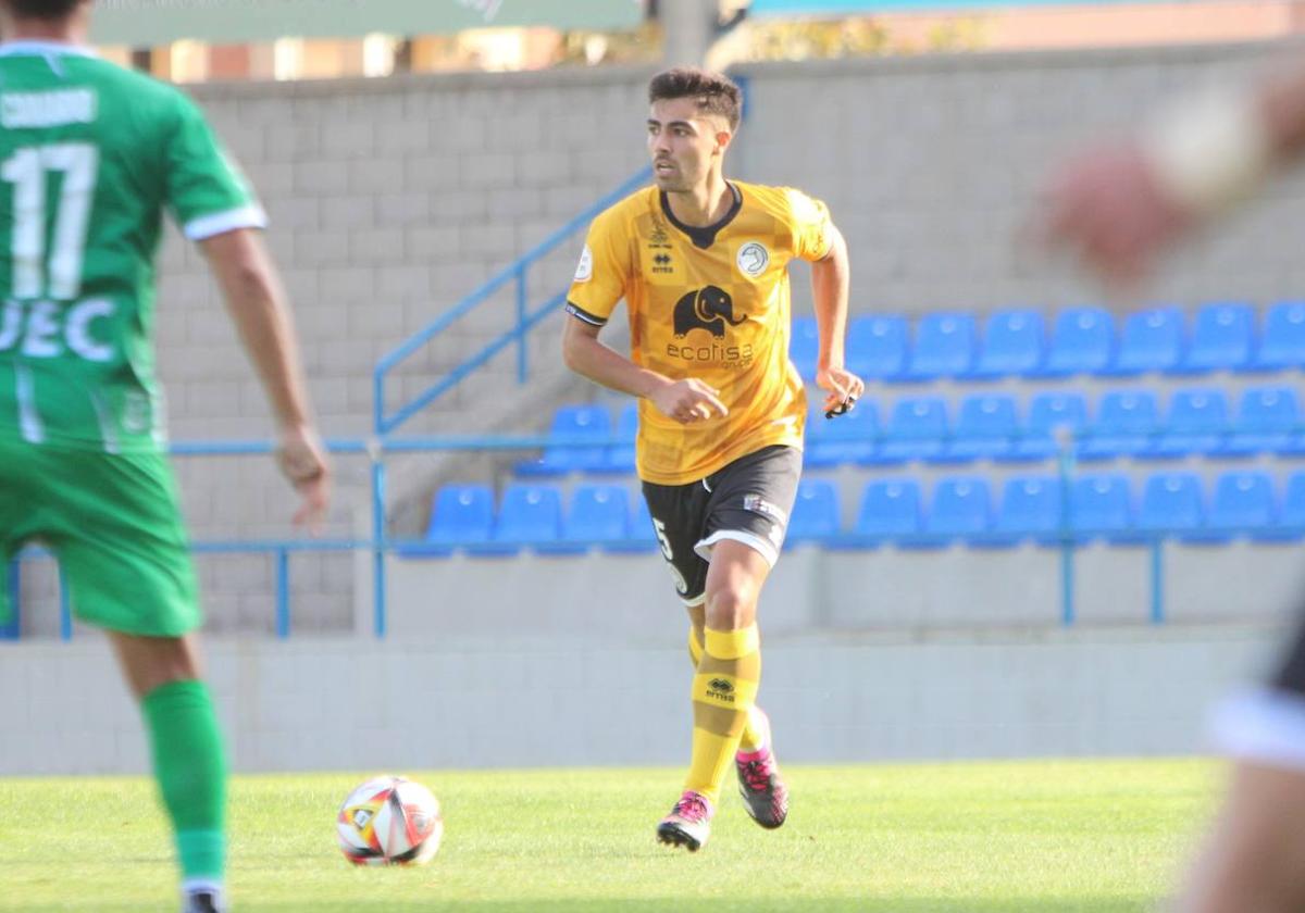 Erik Ruiz, ante el Cornellá.