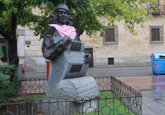 Estatua de Carmen Martín Gaite en la Plaza de los Bandos.