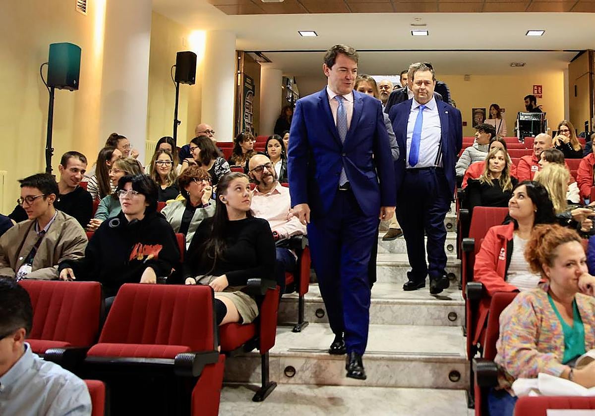 Alfonso Fernández Mañueco a su llegada a la Cámara de Comercio de Salamanca.