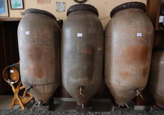 Tinajas desde donde se extrae el vino a granel en Bodega César Bernardo.