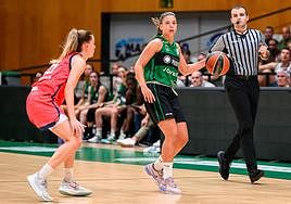 Inés Santibáñez, a la derecha, durante un partido con el Joventut de Badalona.
