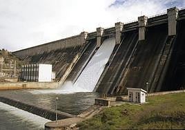 Imagen del embalse de Santa Teresa desembalsando agua.