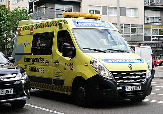 Una ambulancia transita por Salamanca en una imagen de archivo.