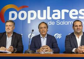 El secretario del Partido Popular de Castilla y León, Francisco Vázquez, y el presidente del Partido Popular de Salamanca, Carlos García Carbayo, acompañados del secretario general, David Mingo durante la rueda de prensa.