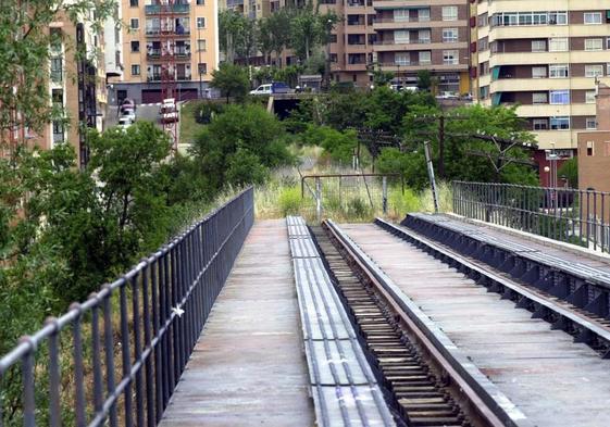 Vía del antiguo ferrocarril de la Ruta de la Plata.
