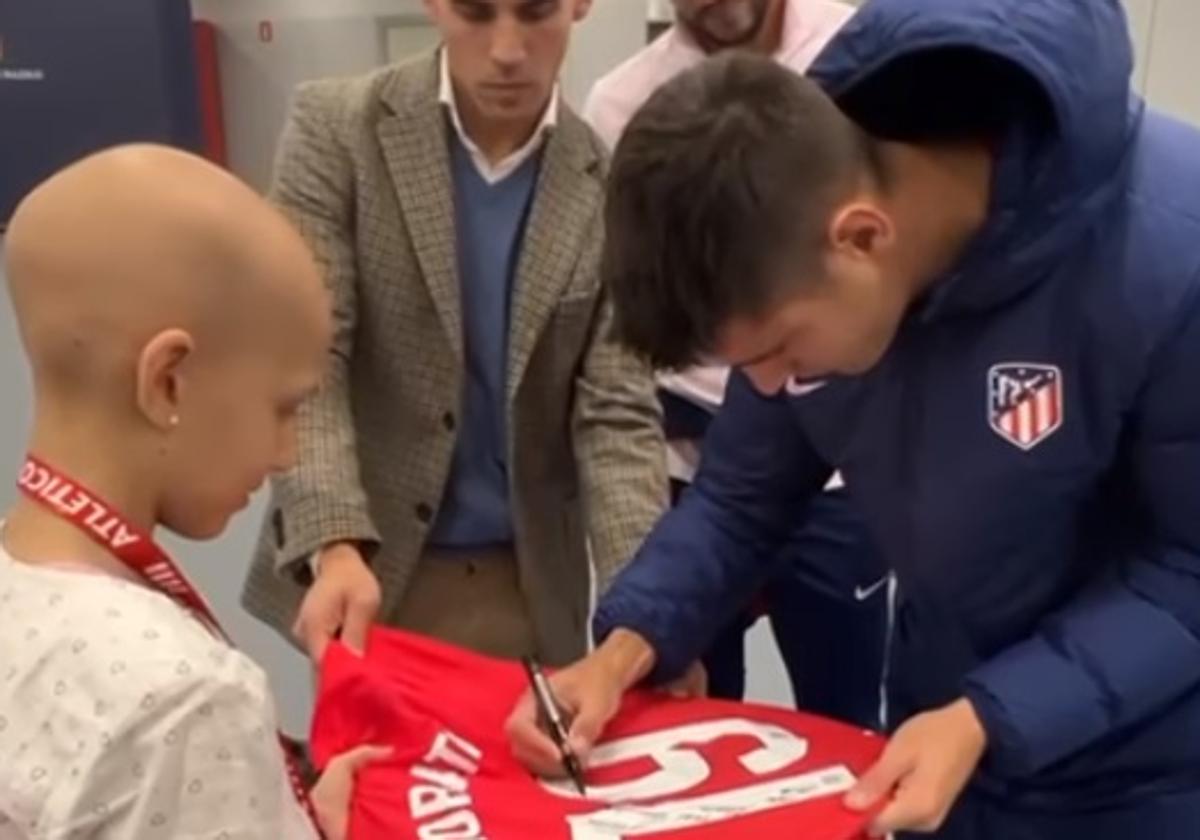 Morata firma la camiseta para María.