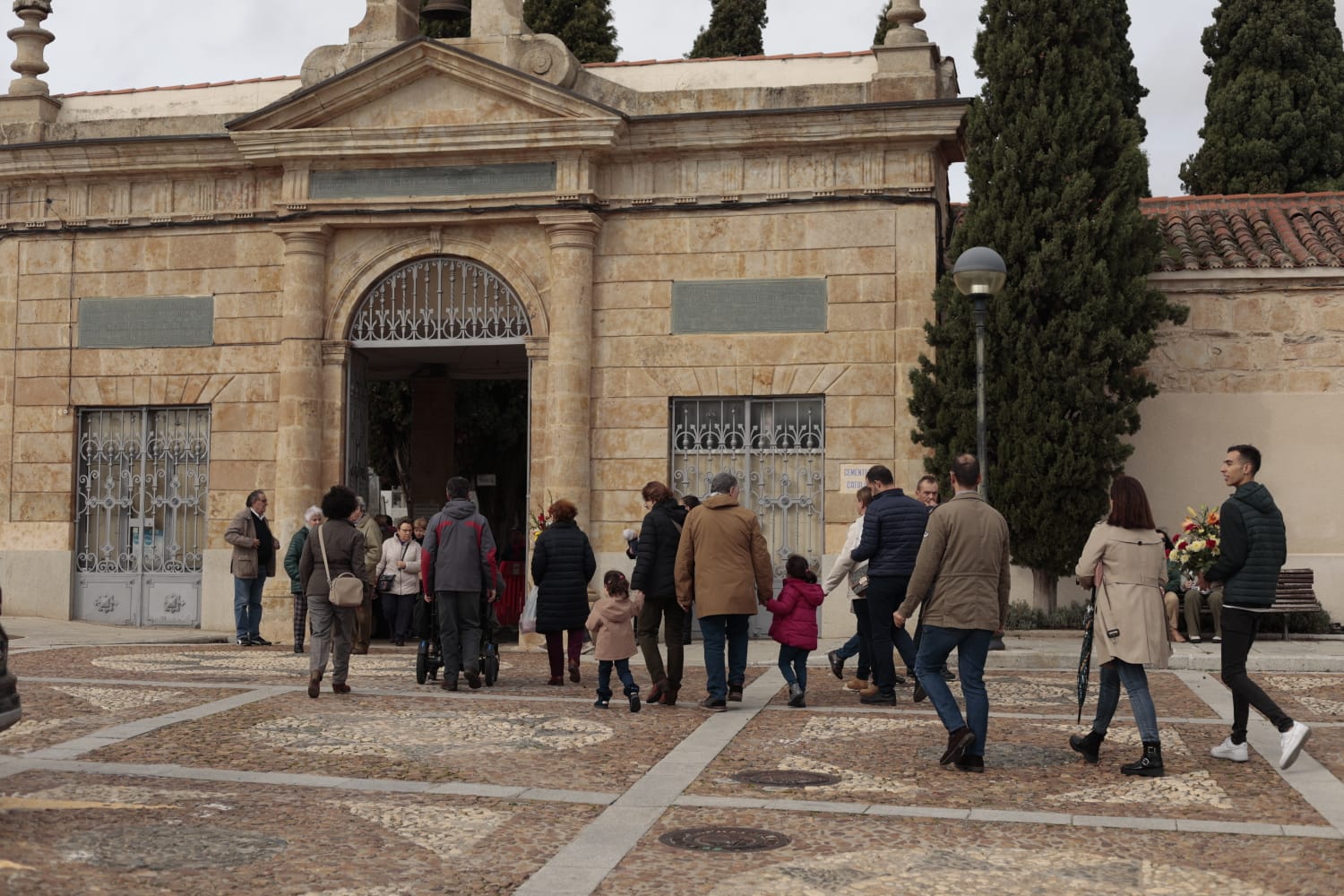Los salmantinos recuerdan y visitan a sus seres queridos fallecidos