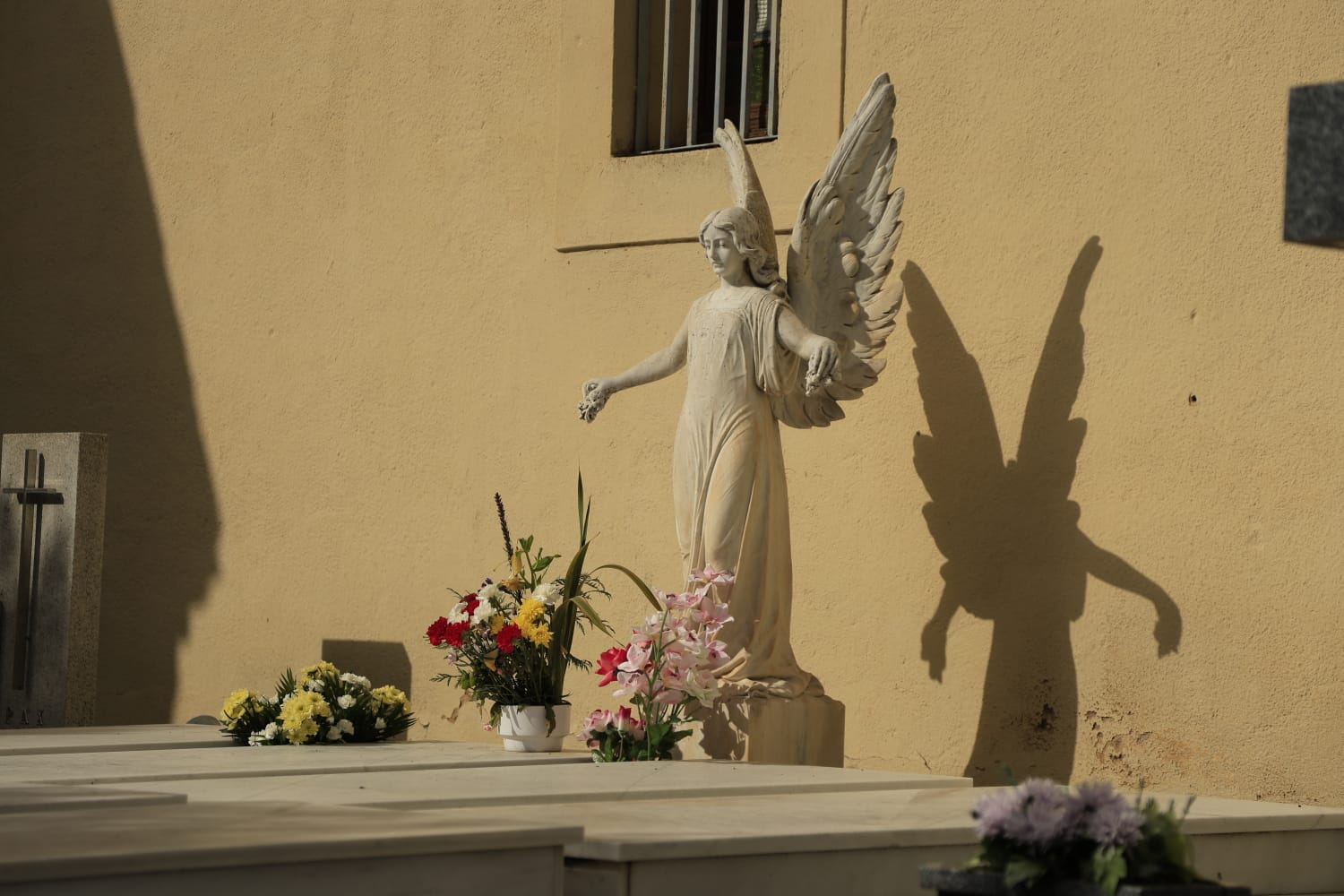 Los salmantinos recuerdan y visitan a sus seres queridos fallecidos