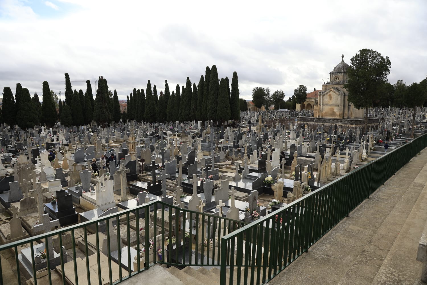 Los salmantinos recuerdan y visitan a sus seres queridos fallecidos