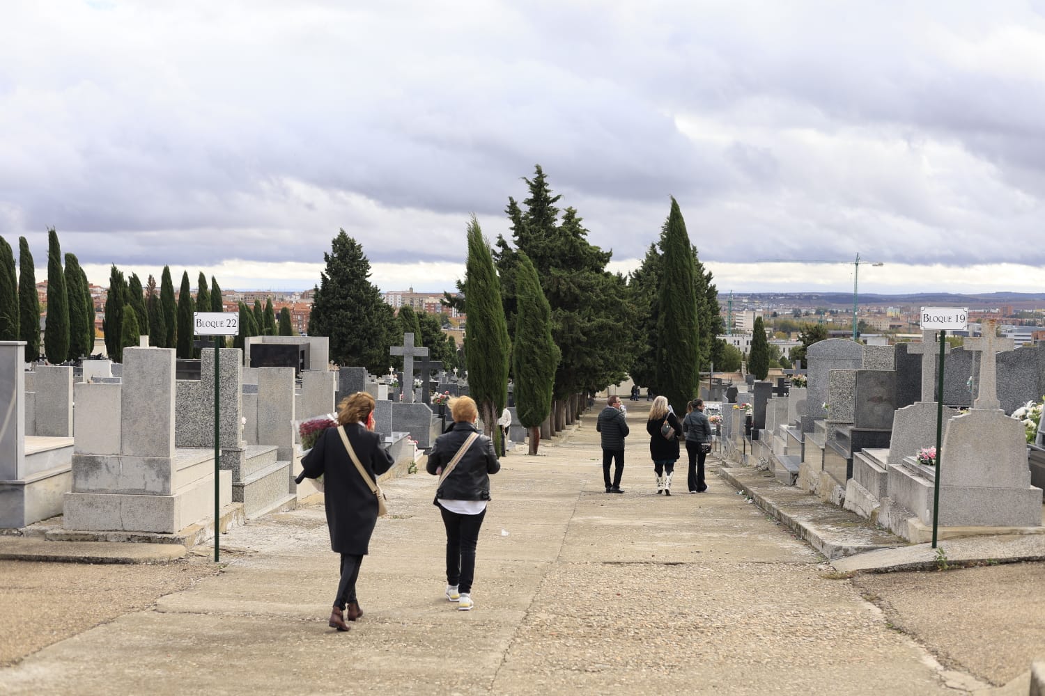 Los salmantinos recuerdan y visitan a sus seres queridos fallecidos