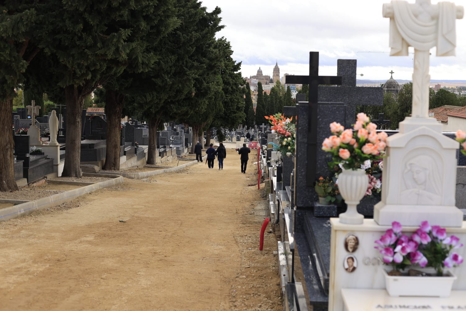 Los salmantinos recuerdan y visitan a sus seres queridos fallecidos