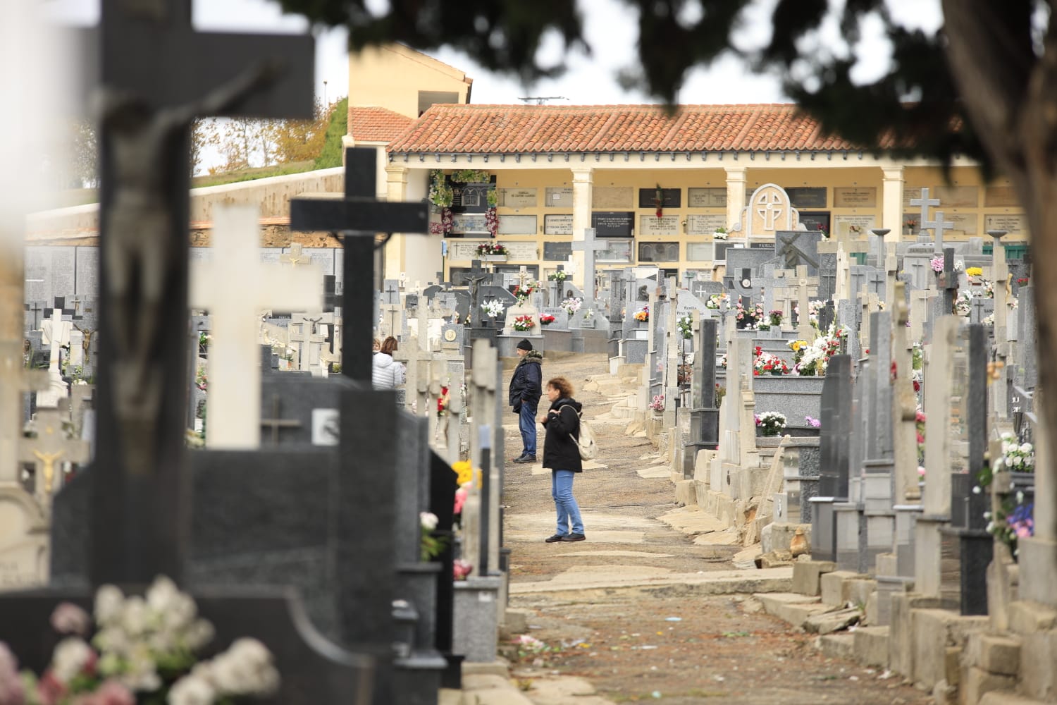 Los salmantinos recuerdan y visitan a sus seres queridos fallecidos