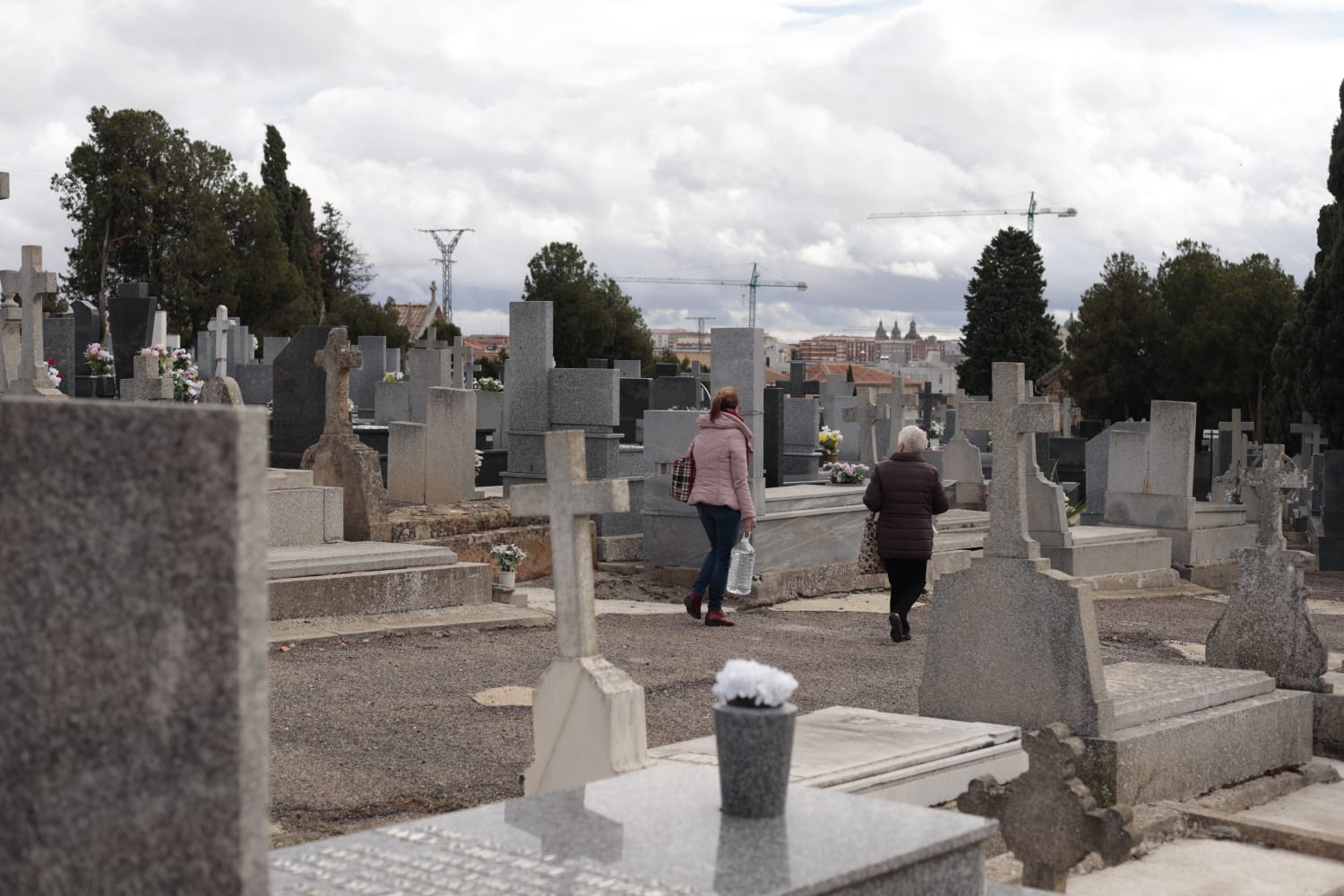 Los salmantinos recuerdan y visitan a sus seres queridos fallecidos