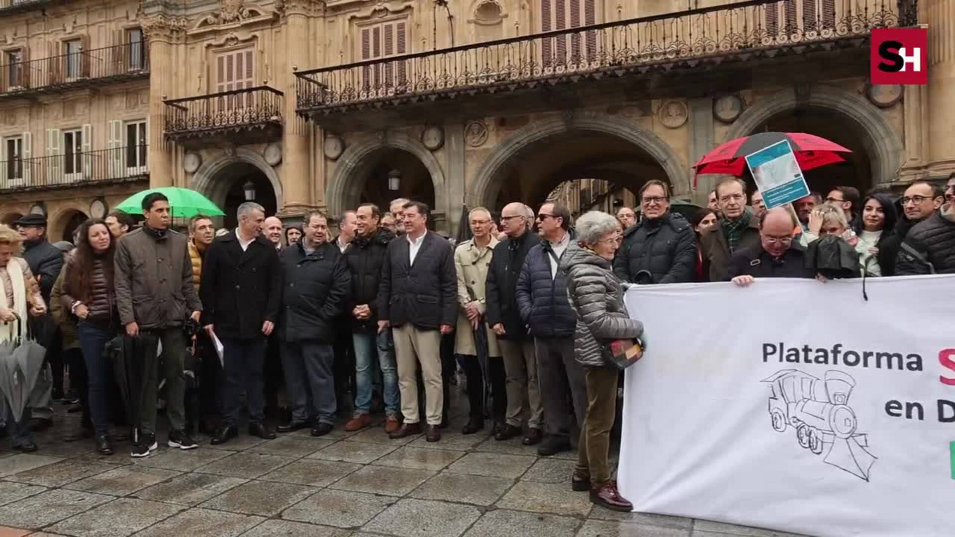 Salamanca reclama bajo al lluvia el tren de la Ruta de la Plata