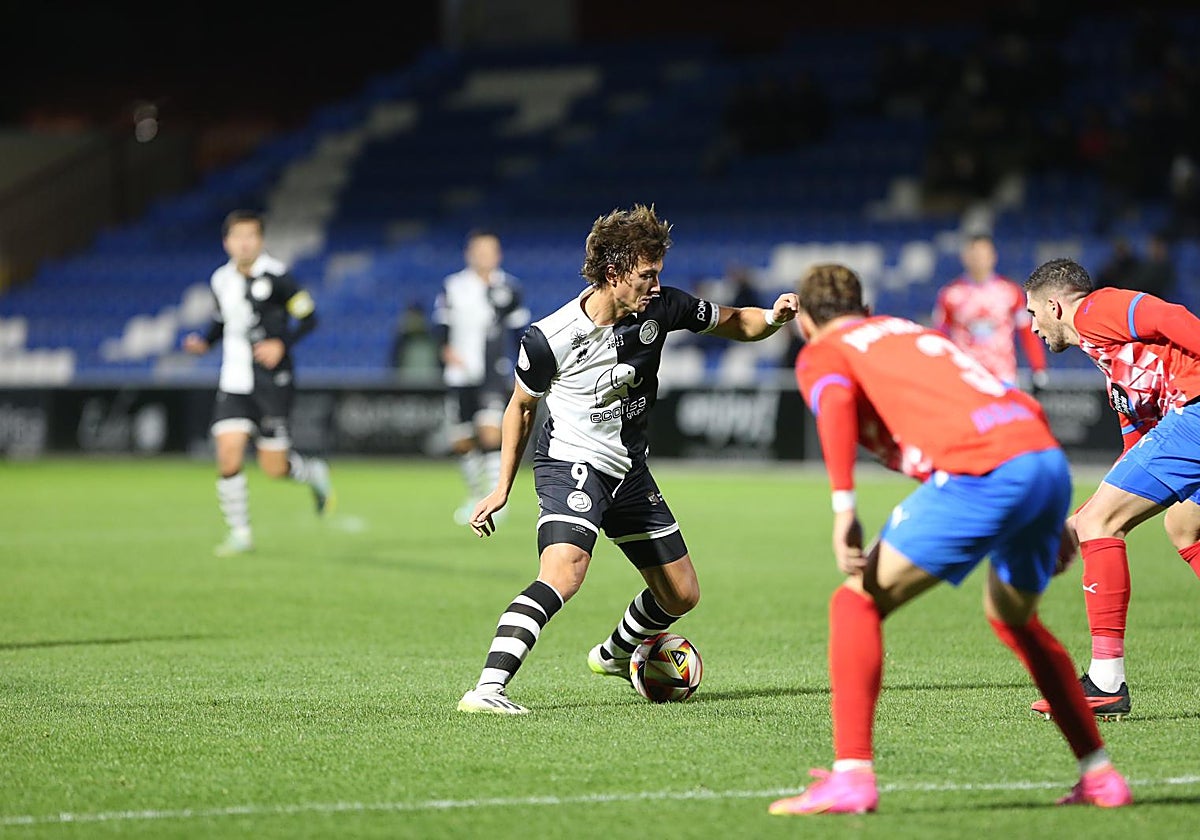 Slavy encara a la defensa del Lugo