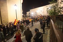 Enorme afluencia de manifestantes cerca de la sede del PSOE.
