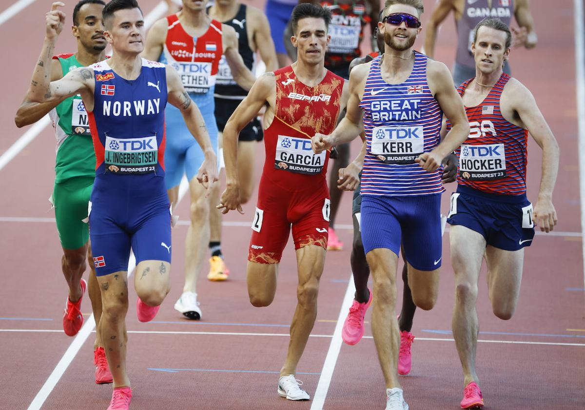 Mario García Romo, entre Ingebrigtsen y Kerr.