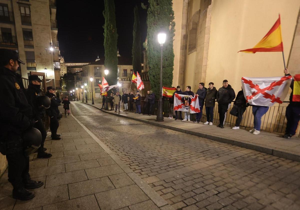 Agentes de la Policía Nacional, delante de la sede del PSOE de Salamanca frente a los escasos manifestantes este martes.
