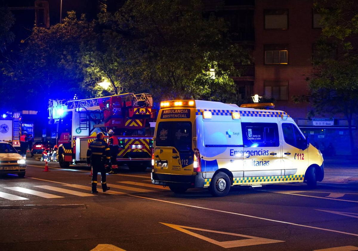 Una ambulancia y un camión de Bomberos, durante una intervención anterior