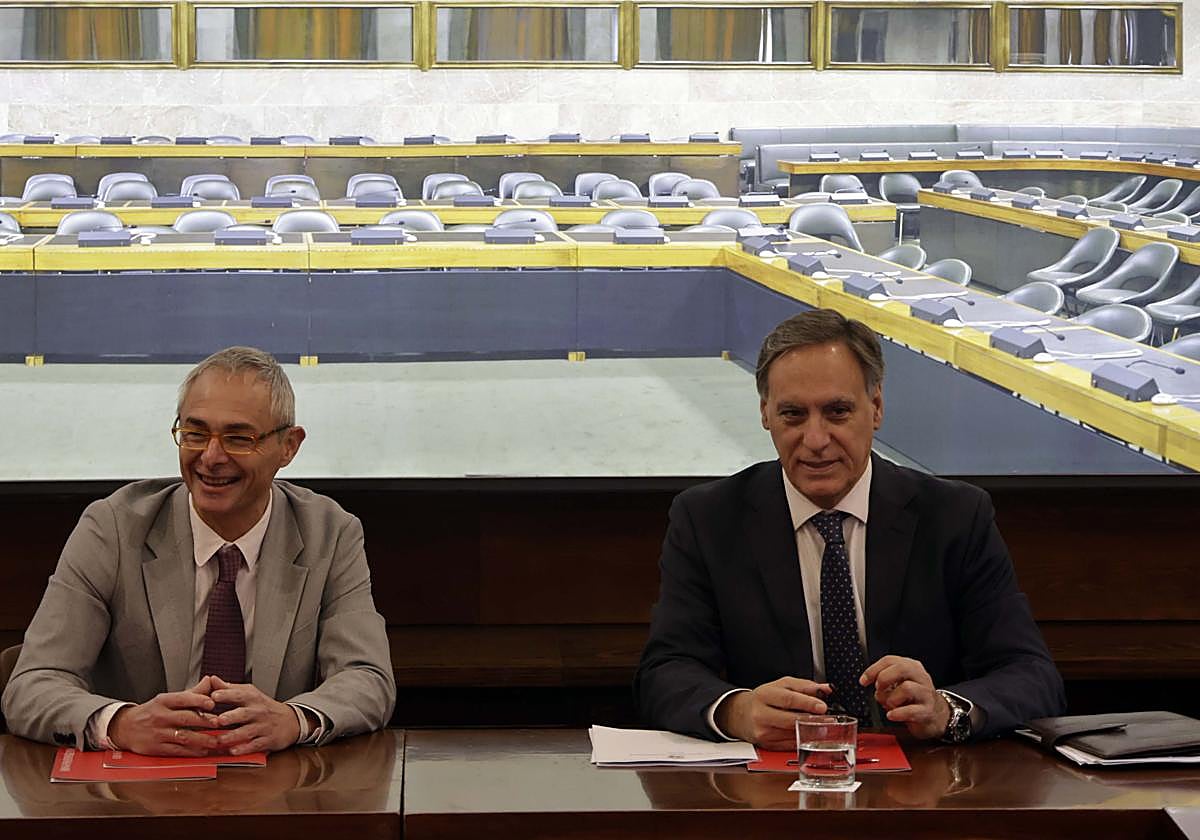A la dereha, el alcalde de Salamanca, Carlos García Carbayo junto al rector de la Universidad de Salamanca, Ricardo Rivero