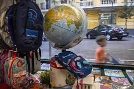 Material escolar en una librería.
