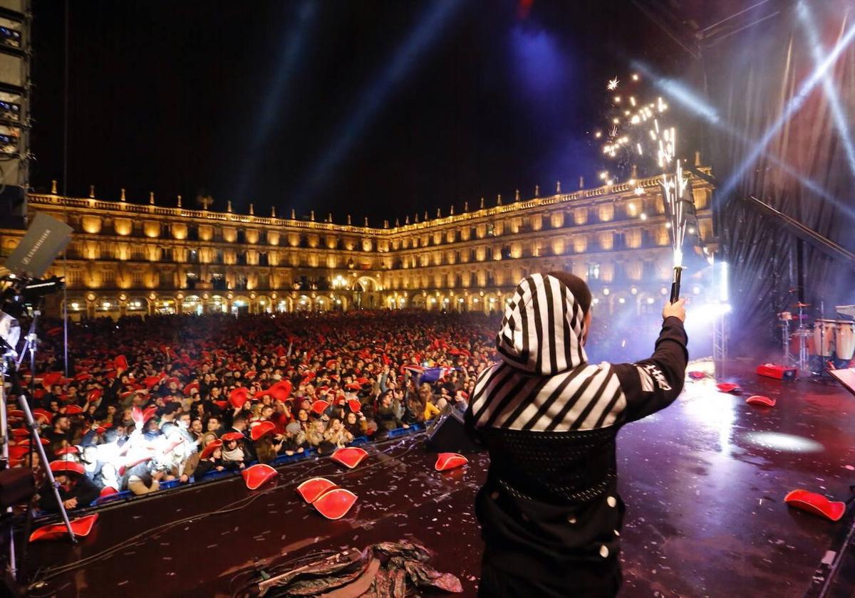 Miles de invitados al Fin de Año Universitario saltan en la Plaza Mayor minutos antes de las campanadas de medianoche