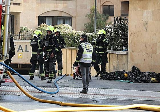 Varios bomberos, en una intervención en Salamanca.