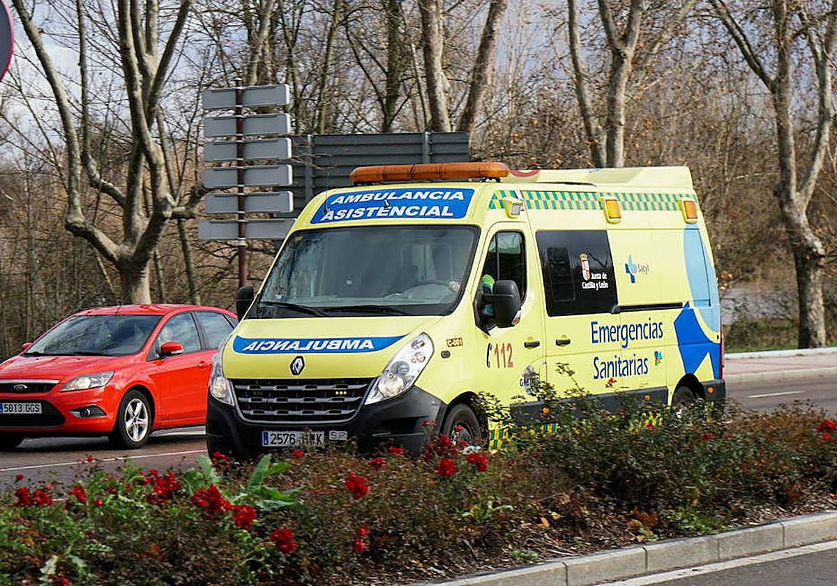 Una ambulancia circula por Salamanca en una imagen de archivo.