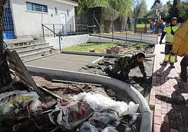 Un obrero durante su jornada de trabajo en el parque de La Charca
