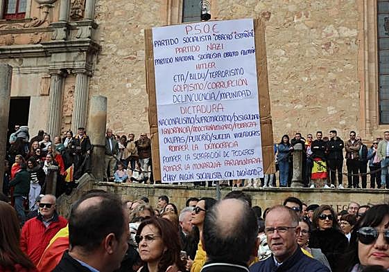 La protesta contra la amnistía se traslada a la sede del PSOE en Salamanca