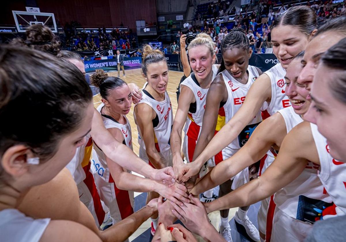 La selección femenina choca sus manos tras la victoria.