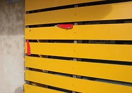 Placa de metacrilato rota de la fachada de la sede del PSOE en Salamanca.