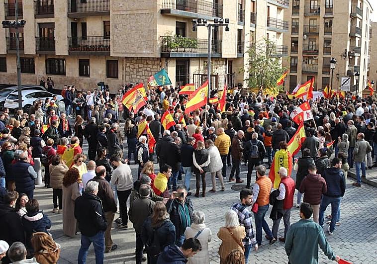 Manifestantes frente a la sede del PSOE en Salamanca.