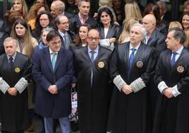 El presidente de la Audiencia Provincial de Salamanca, José Antonio Vega, y el juez decano de los Juzgados de Salamanca, Juan Rollán, al frente de la concentración en los juzgados de Salamanca.