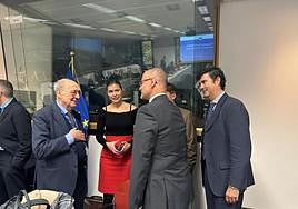 Luis Fuentes, en el centro, junto a Cristóbal Maza, derecha, conversan con Carlo Secchi en Bruselas, ante la presencia de Clara Sandamián.