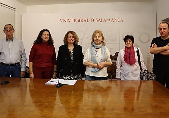 La vicerrectora de Ciencias de la Salud y Asuntos Sociales, Ana María Martín, acompañada por María Dolores Nieto, vicepresidenta de la APUCYL; y Mariola de la Fuente, secretaria en la directiva de la Asociación PYFANO.