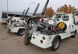 La grúa que remolca los coches de las vías de Salamanca.