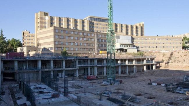 Imagen antes - El antiguo Hospital y el nuevo edificio del Clínico.