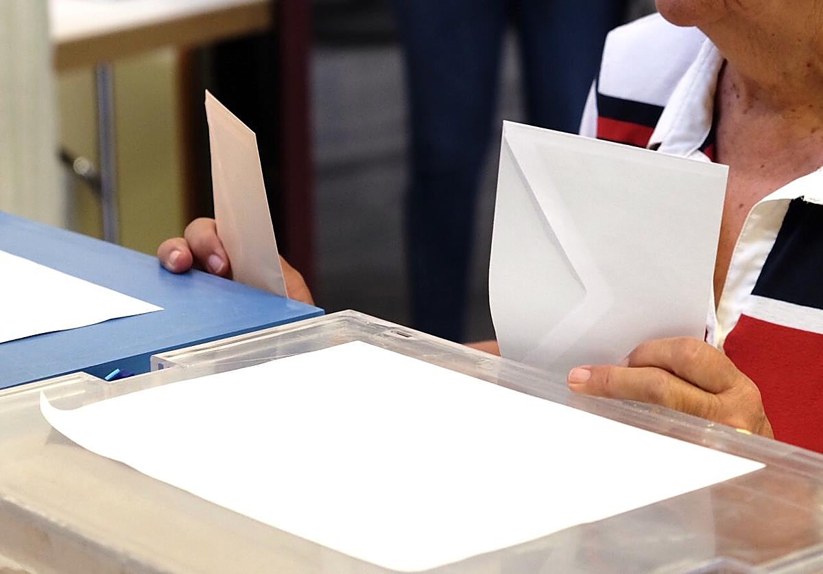 Votaciones en un colegio electoral de Salamanca el 28-M.