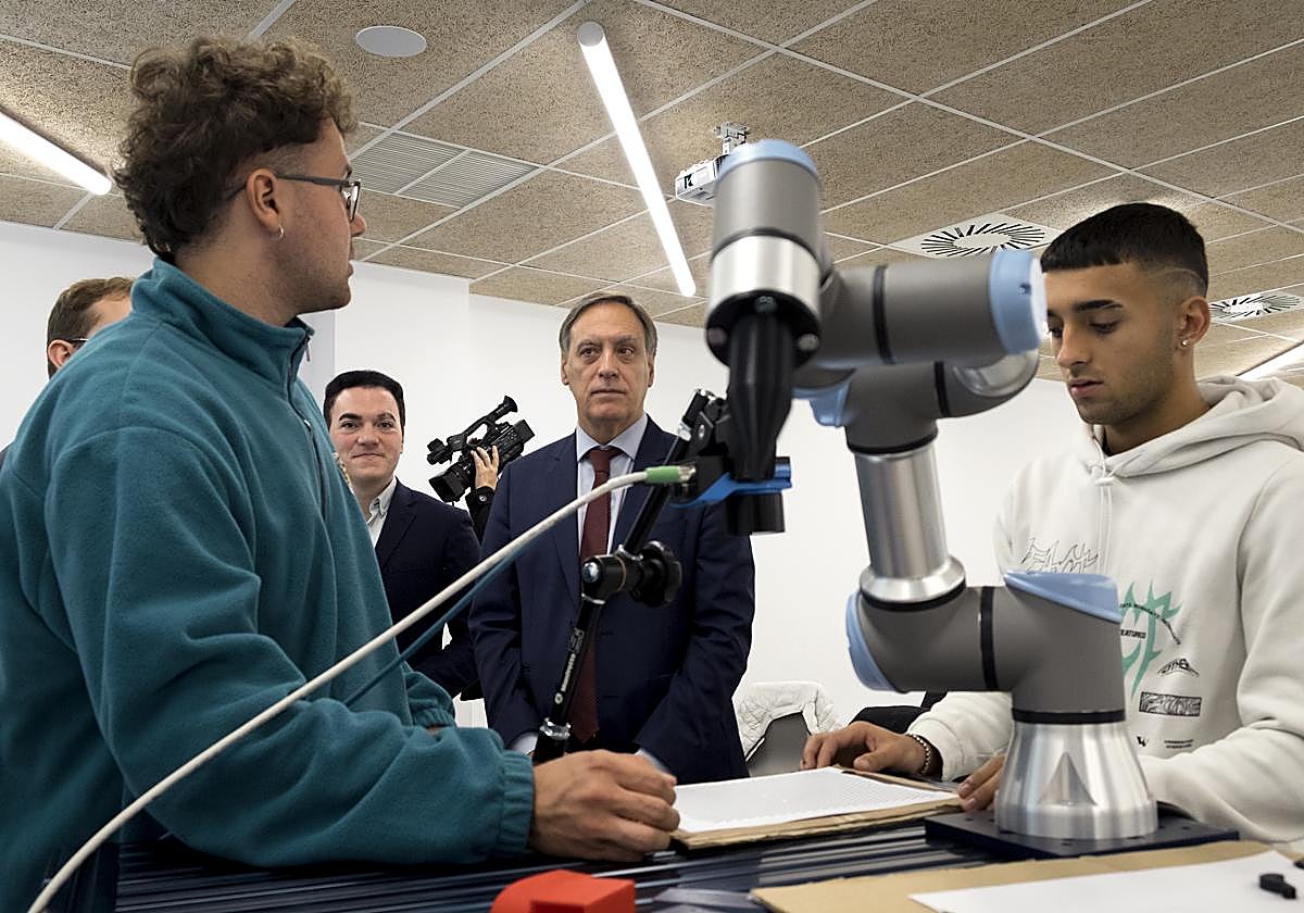 El Alcalde de Salamanca, Carlos García Carbayo, presenta las novedades tecnológicas