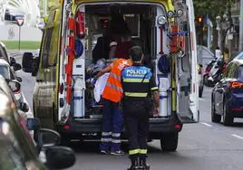 Un herido es introducido en una ambulancia junto a la rotonda de la UDS en una imagen de archivo.
