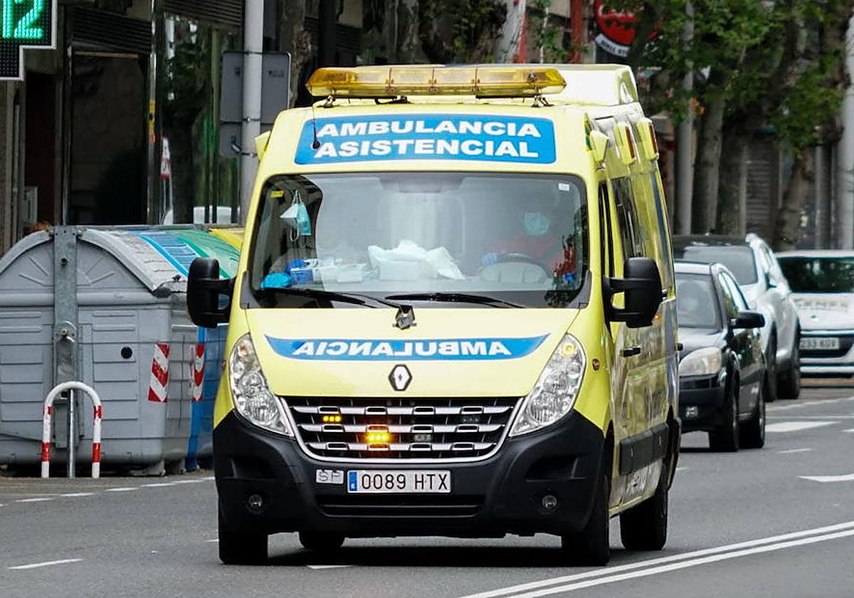 Una ambulancia circula por Salamanca en una imagen de archivo.