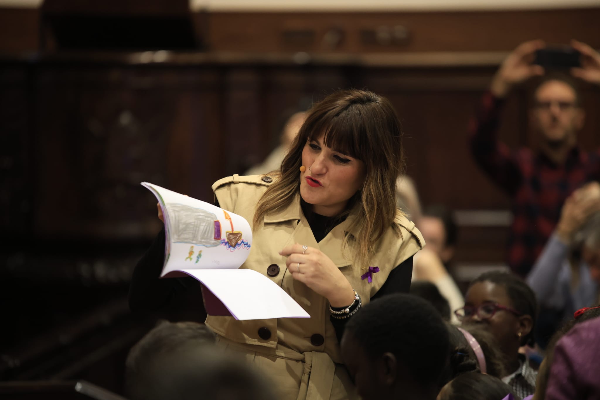 Rozalén canta en el Paraninfo &#039;La puerta violeta&#039; junto a varios niños