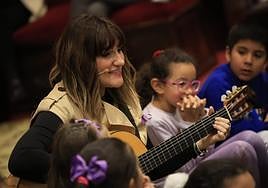 Rozalén canta en el Paraninfo 'La puerta violeta' junto a varios niños