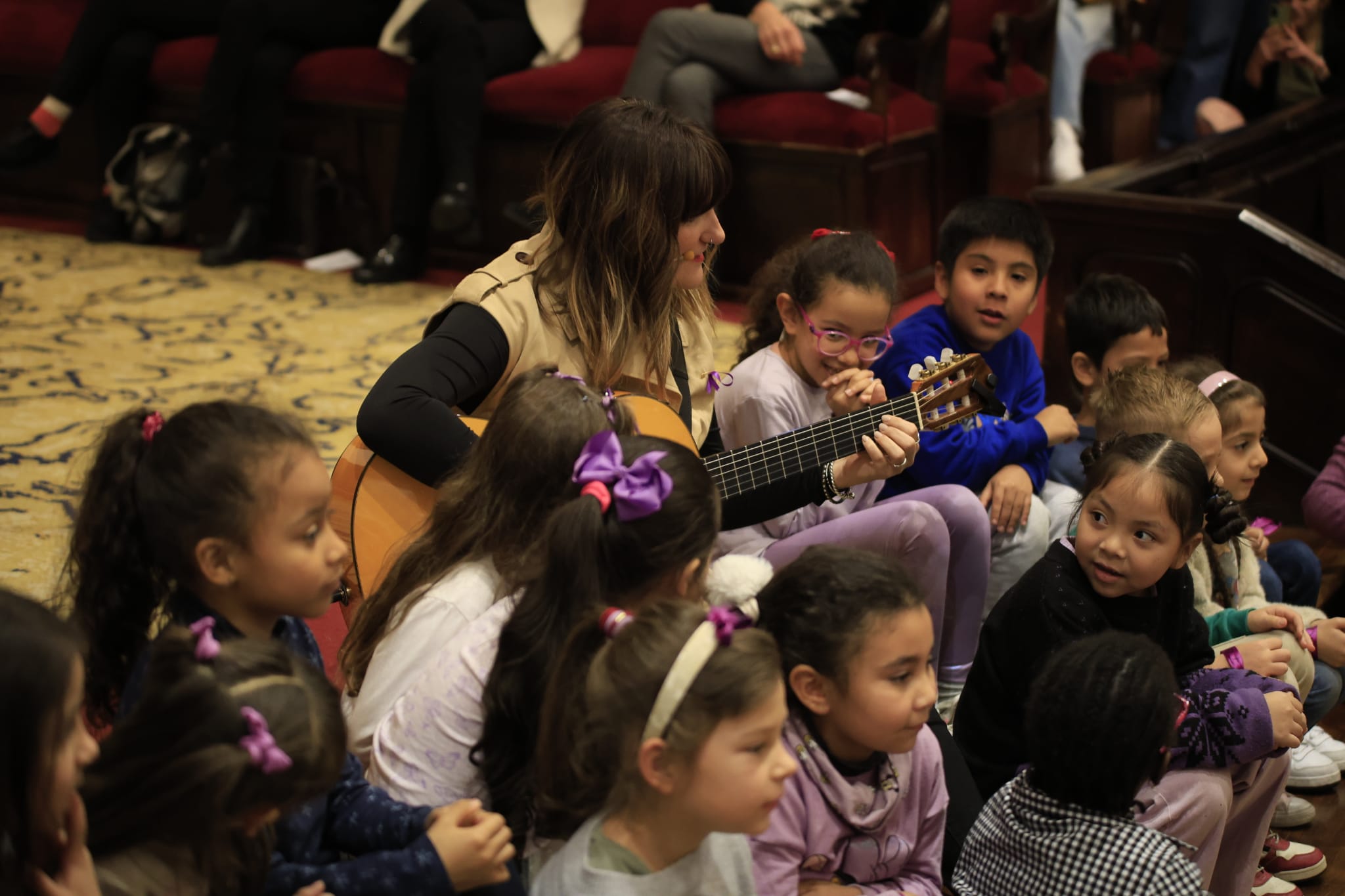 Rozalén canta en el Paraninfo &#039;La puerta violeta&#039; junto a varios niños