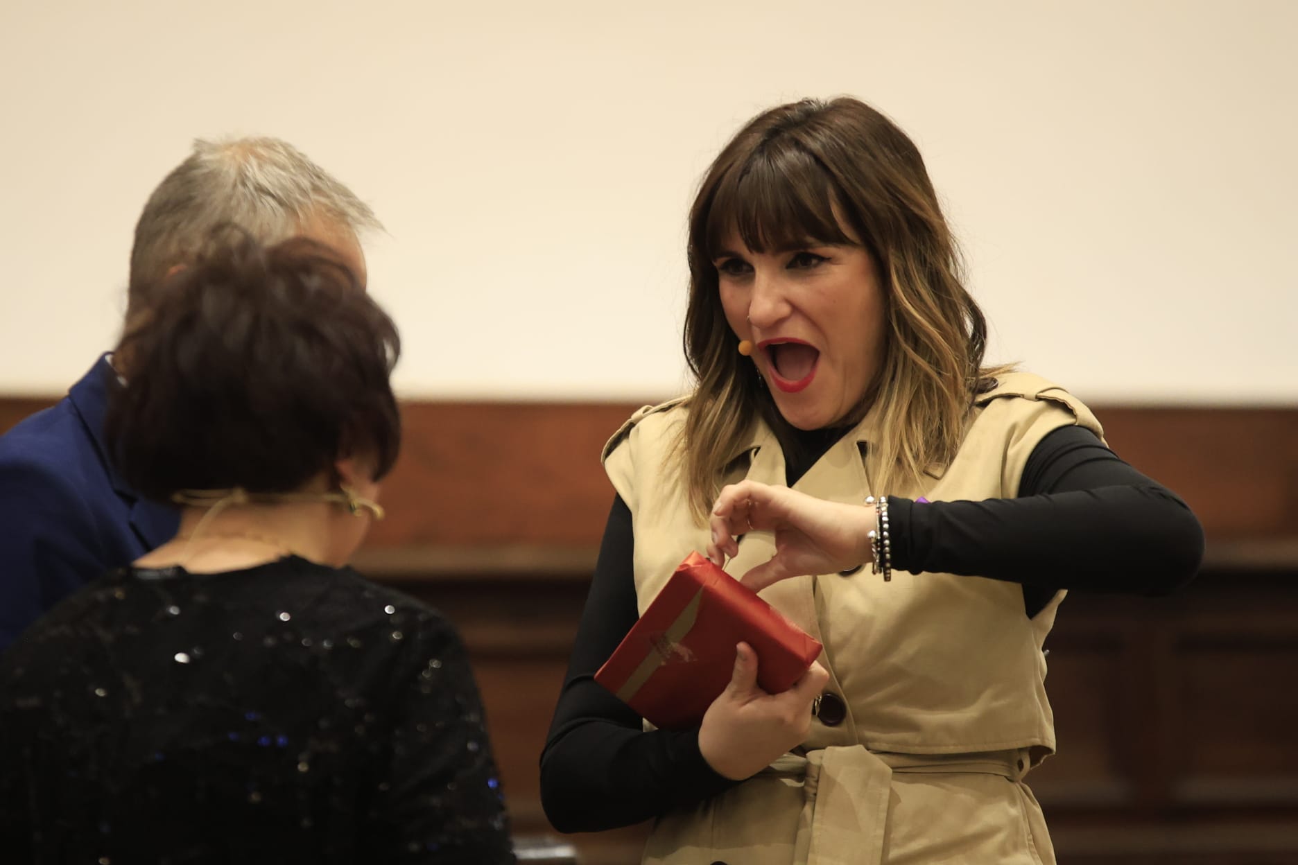 Rozalén canta en el Paraninfo &#039;La puerta violeta&#039; junto a varios niños